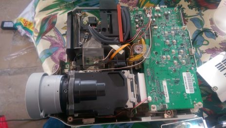 Réparation d’un projecteur NEC LT265 – plus de focus (flou)