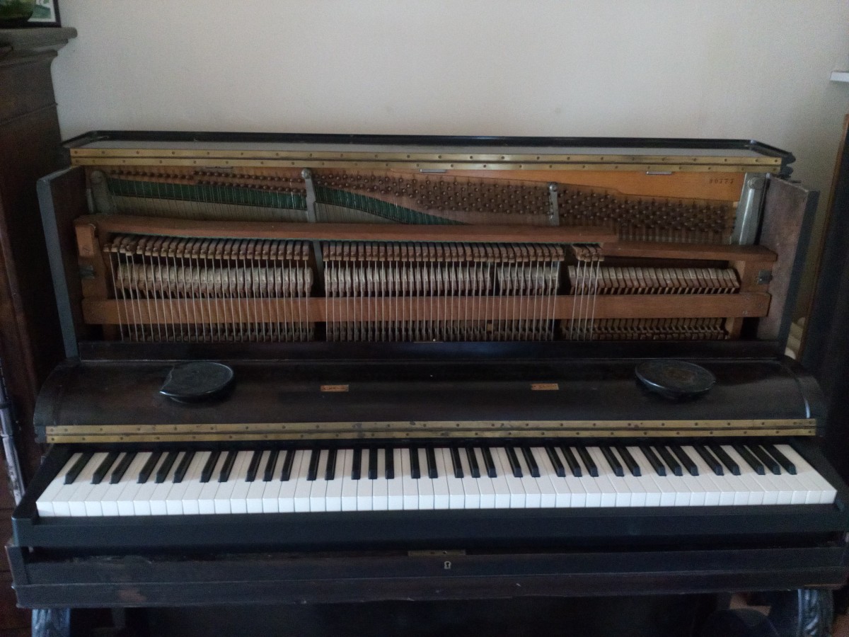 Piano numérique dans meuble de piano ancien – part 1