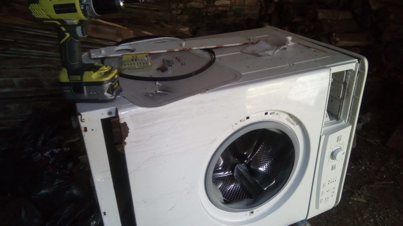 Comment changer les amortisseurs d'un lave-linge ? - TUTO